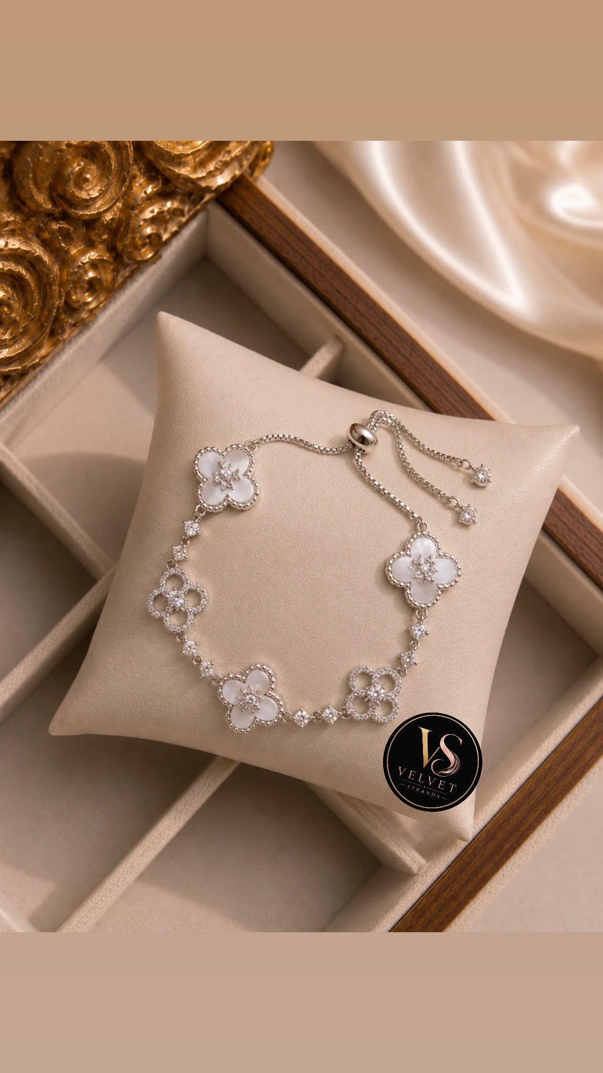 1pc Elegant Rhinestone Inlaid Four-Leaf Clover Adjustable Bracelet